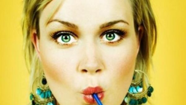 صورة تعبيرية لفتاة تشرب العصير 