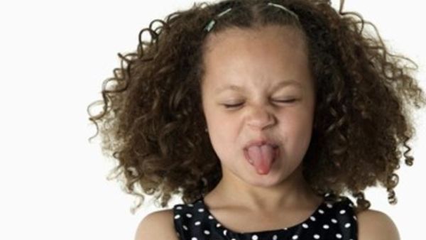 طفلة غاضبة من عدم تمكنها من اللعب بهاتفها  طفلة غاضبة من عدم تمكنها من اللعب بهاتفها