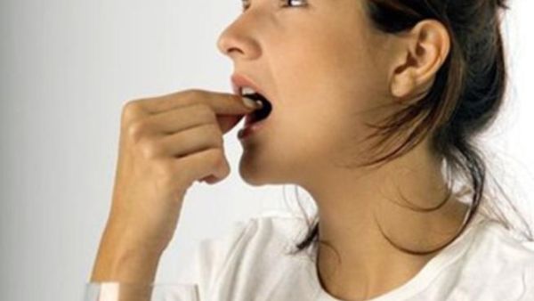 صورة تعبيرة لسيدة تتناول الحبوب 