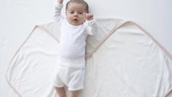 تحذير من تقميط الأطفال 