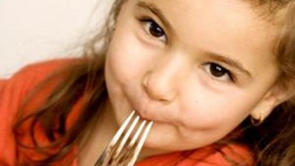 طفلة تستمتع بطعامها طفلة تستمتع بطعامها