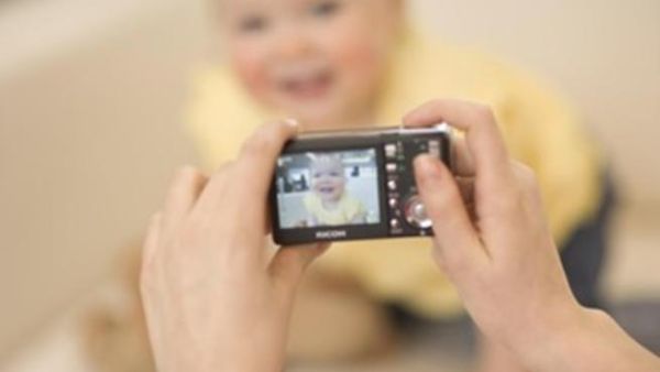 أم تلتقط صورة لطفلها الرضيع 