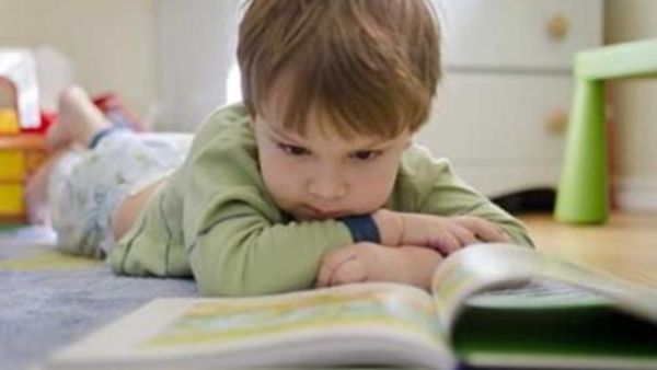 طفل يتعلم القراءة والمطالعة  طفل يتعلم القراءة والمطالعة