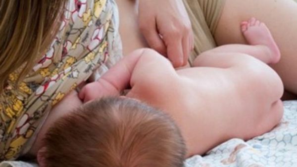 صورة تعبيرية لأم ترضع طفلها صورة تعبيرية لأم ترضع طفلها