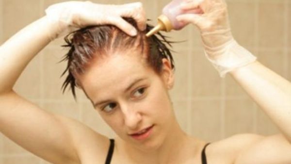 صورة تعبيرية لسيدة تصبغ شعرها في المنزل