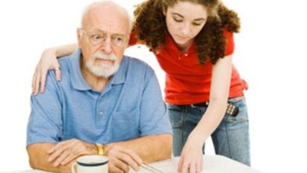 صورة تعبيرية لرجل كبير في السن يعاني من الخرف 
