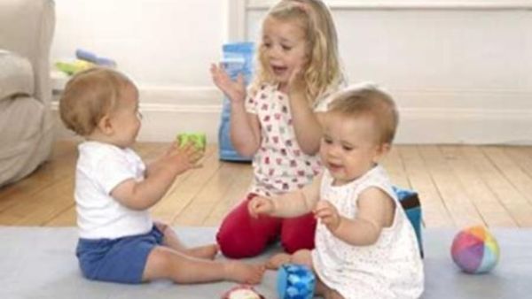 صورة تعبيرية لاطفال يلهون بالعاب تقليدية 