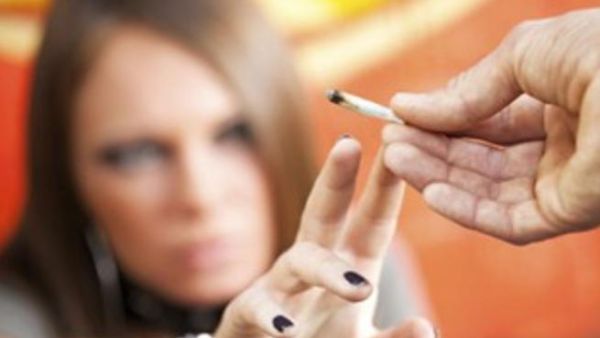 صورة تعبيرية لمراهقة تدخن الحشيش
