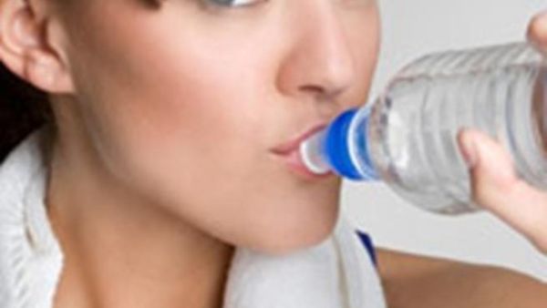 شرب الماء يوميا يحافظ على نضارة البشرة