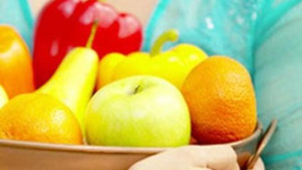 يجب تناول حصص متوازنة من الغذاء مع التركيز على الخضار والفواكه