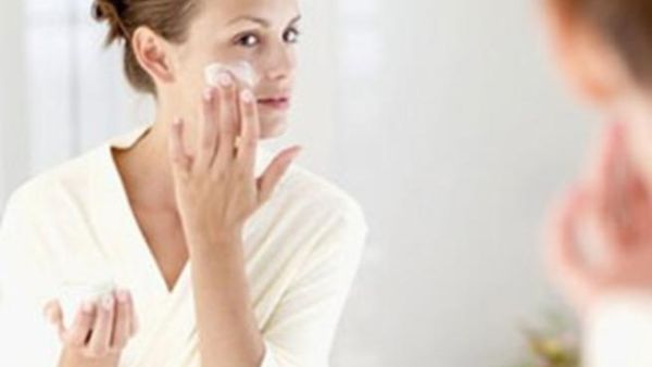 تنظيف الوجه بعناية للتخلص من آثار الماكياج 