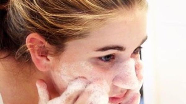 معاملة البشرة بلطف