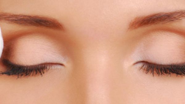 إزالة الماكياج باتجاه طرف العين الخارجي