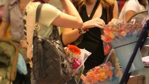 ينفق الآباء أكثر من 300£ في السنة على السكاكر والحلويات