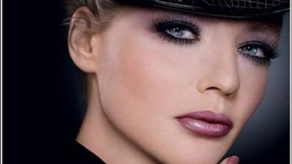 يقول جون غاليانو "نساء ديور لسن خجولات، فهن عصريات وجريئات".