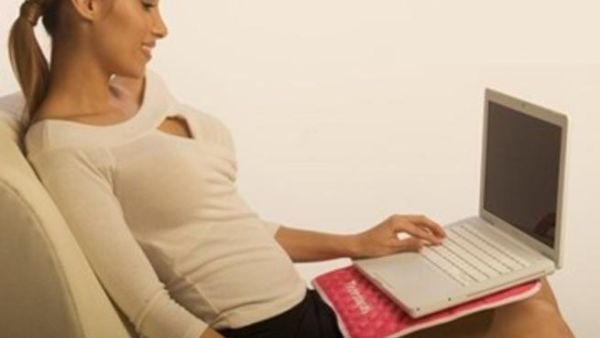 استعمال عازل بينك وبين اللابتوب يحميك من الحروق