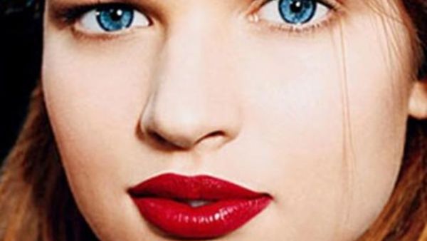 الأحمر الكرزي للشفاه هو لون الموسم