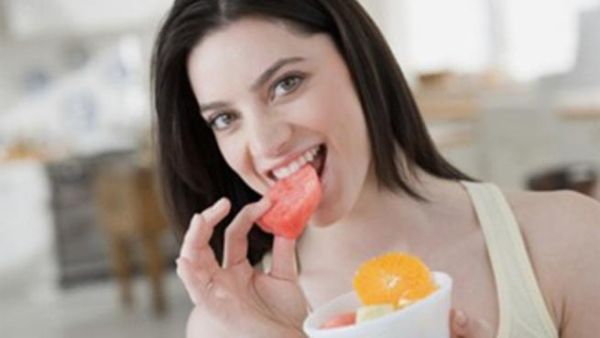 تناول الفواكه بعد الأكل لها تأثير يشبه السم