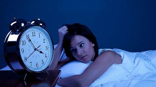 ينشأ الأرق من أسباب كثيرة، لكن السلوكيات الخاطئة، سواء على صعيد النوم أو التغذية