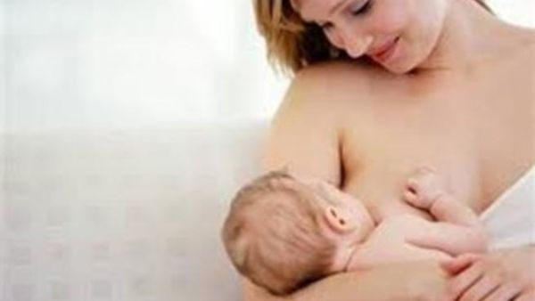 توصي وزارة الصحة بالرضاعة الطبيعية (بدون حليب صناعي، أو مواد صلبة) لمدة ستة شهور