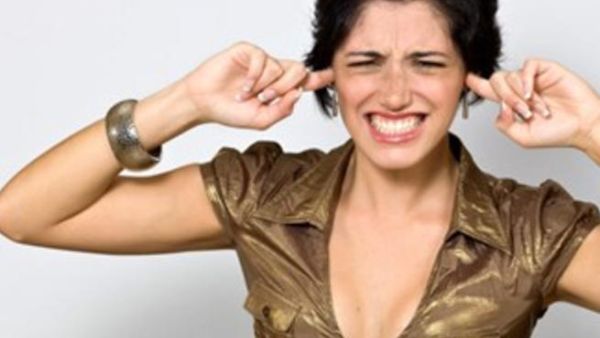هل تشعر بطنين في أذنك؟ لما لا تأخذ إجازة من هاتفك النقال!