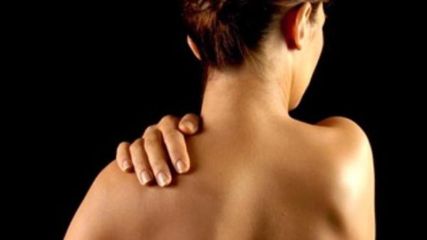تدليك الأجزاء المؤلمة في الرقبة بلطف باستعمال زيت دافئ أو كريم.
 تدليك الأجزاء المؤلمة في الرقبة بلطف باستعمال زيت دافئ أو كريم.
