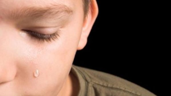 كيف نساعد أطفالنا على تخطي تجربة وفاة الحيوانات الأليفة؟