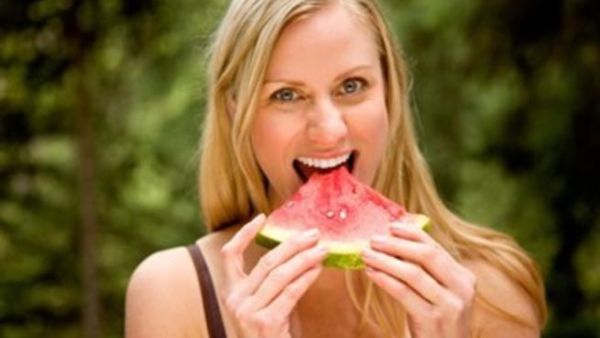 ماذا نأكل للحصول على بشرة نقية وصحية طوال العام؟