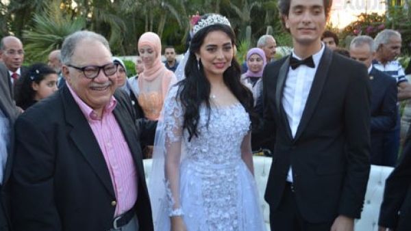 الفنانة هبة مجدي وزوجها محمد محسن برفقة النجم يحيى الفخراني