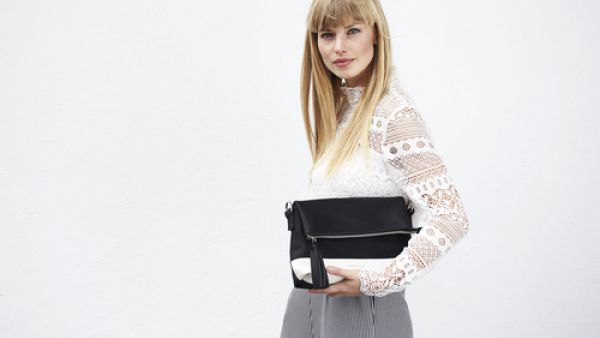 ارتدي قطع أزياء مخططة بالطول سواء بناطيل أو فساتين أو معاطف