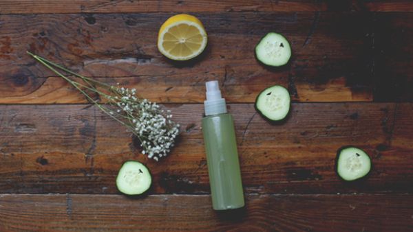 ننصحكِ بتحضير ملطف البشرة بالخيار منزليًّا