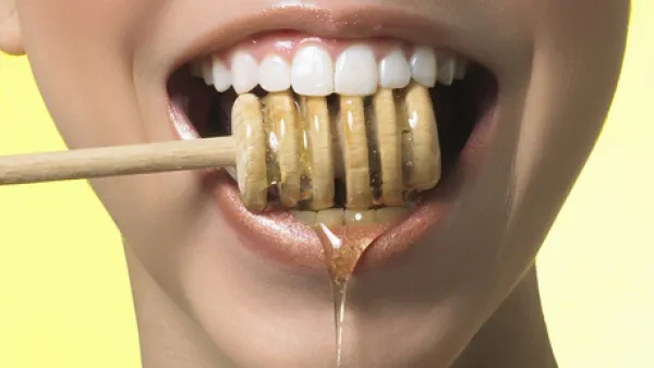 العسل يحتوى على مواد تفيد فى تبييض الأسنان
