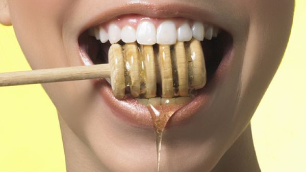 العسل يحتوى على مواد تفيد فى تبييض الأسنان