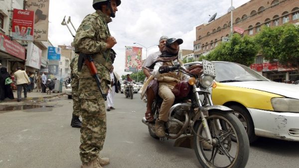 A Yemeni soldier loyal to the Shia Houthi movement checks cars in the capital Sanaa, May 25, 2015. (AFP/File)