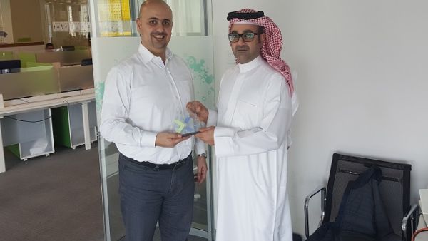 صلاح جلال، مدير التقنية بالإنابة في زين البحرين أثناء تلقي جائزة من نوتانيكس. صلاح جلال، مدير التقنية بالإنابة في زين البحرين أثناء تلقي جائزة من نوتانيكس.