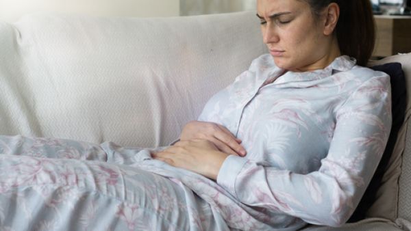 يبدأ التهاب الحوض عادة على شكل مرض منقول جنسياً يصيب عنق الرحم،