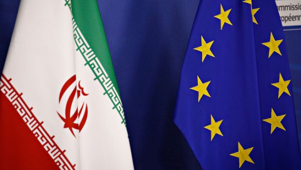 A number of foreign banks which used to write letters to Iran a few days ago saying it would be impossible for them to continue cooperation with Iran due to sanctions are now saying that they want to resume cooperation with Tehran in the face of US sanctions. (Shutterstock)