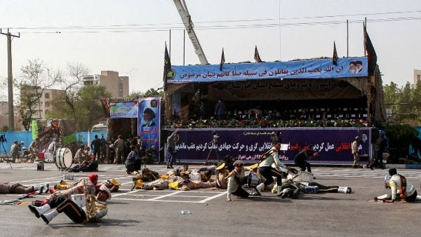  Picture taken on September 22, 2018 in the southwestern Iranian city of Ahvaz shows injured soldiers lying on the ground at the scene of an attack on a military parade. (Alireza MOHAMMADI / ISNA / AFP)