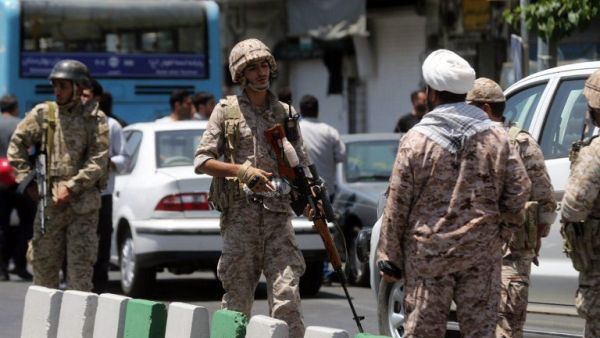 Members of the Iranian Revolutionary Guard secure the area outside the Iranian parliament during an attack on the complex in the capital Tehran on June 7, 2017. (AFP/Hossein Mersadi)