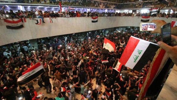 Thousands of Iraqi protesters invaded the main session hall of the parliament in Baghdad on April 30, 2016. (AFP/Haidar Mohammed Ali)