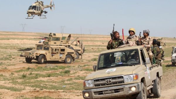 طائرة حربية تابعة للتحالف الدولي، وجهت خلال تواجد عناصر التنظيم مع المحتجزين، صاروخين للموقع