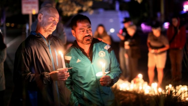 Mourners pay tribute to the victims of the Orlando shooting during a memorial service in San Diego, California on June 12, 2016. (AFP PHOTO / Sandy Huffaker)