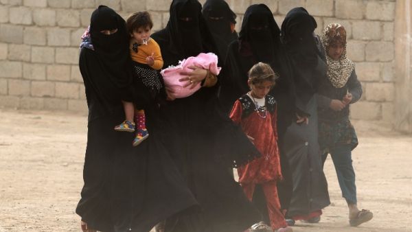 Iraqis who were displaced from the village of Abu Shuwayhah, south of the Daesh-held Mosul, return to their village following the arrival of Iraqi forces on November 1, 2016. (AFP/Ahmad al-Rubaye)