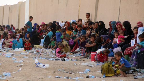 Displaced Iraqi families from Hawijah rest some 25 kilometres from the northern city of Kirkuk after fleeing their homes due to ongoing fighting between government forces and Islamic State (IS) group jihadists on September 27, 2016. (AFP/Marwan Ibrahim)