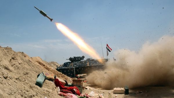 Iraqi government forces fire a rocket near al-Sejar village, north-east of Fallujah, on May 26, 2016, as they take part in a major assault to retake the city from Daesh. (AFP/Ahmad al-Rubaye)