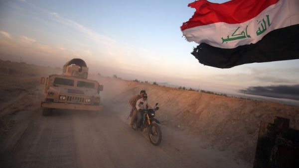 Iraqi pro-government forces advance towards the city of Fallujah on May 23, 2016, as part of a major assault to retake the city from Daesh. (AFP/Ahmad al-Rubaye)