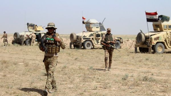 Iraqi soldiers re-group on the front line against Islamic State (IS) group jihadists near Fallujah, in Iraq's Anbar province, on May 3, 2016. (AFP/Moadh al-Dulaimi)