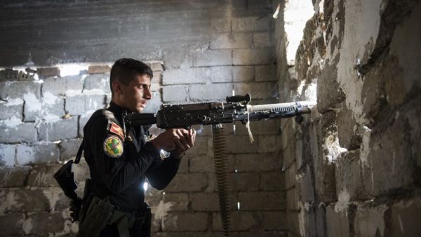 A soldier from the Iraqi Special Forces 2nd division fire his weapon as forces engage Daesh fighters pushing through the eastern Samah area and into the Arbagiah neighbourhood of Mosul on November 11, 2016. (AFP/Odd Andersen)