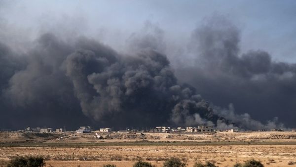 Smoke rises from burning oil wells in Qayyarah, south of Mosul, on November 4, 2016, during operation by Iraqi forces to retake the main hub city from Daesh. (AFP/Ahmad Mousa)