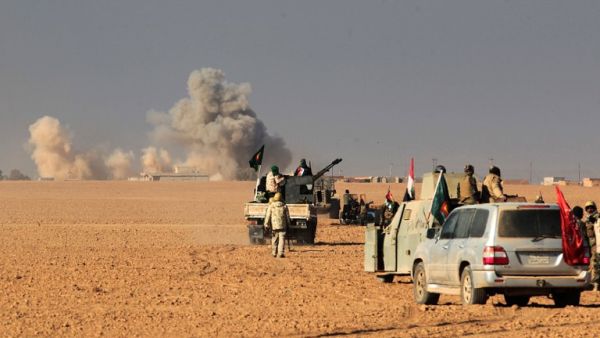 Smoke billows in the back as Shia fighters from the Hashed al-Shaabi (Popular Mobilization) paramilitary forces advance towards the Iraqi town Jamaat Hussein, west of Mosul, on December 11, 2016. (AFP/Ahmad al-Rubaye)